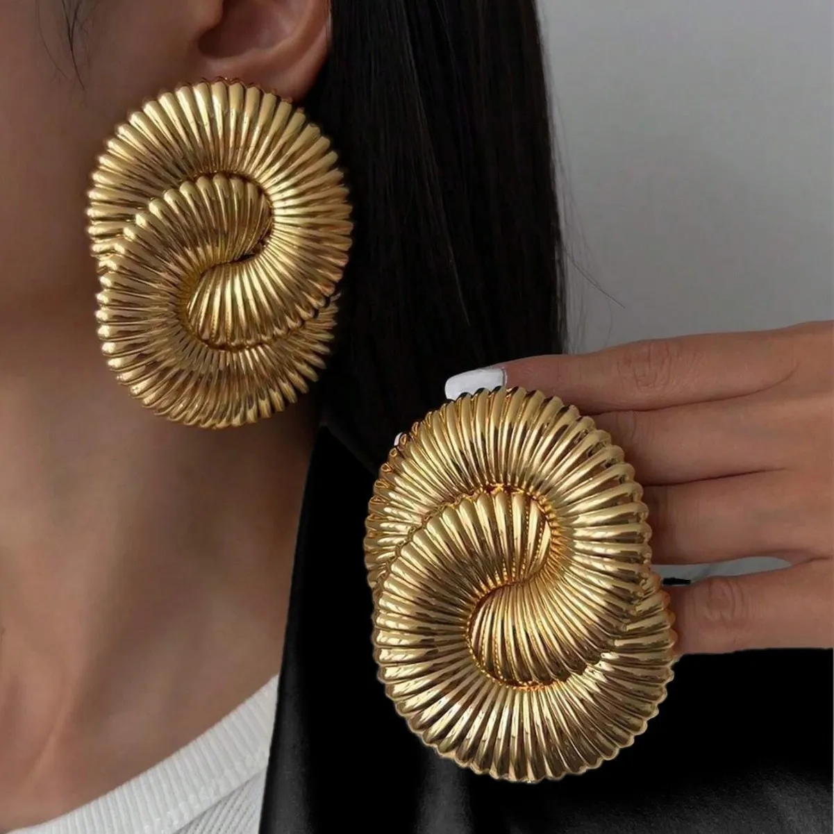 1 Pair of Exaggerated Large Earrings with Twisted, Entwined, and Knotted Lines, Unique Heavy Metal Fashion Ear Accessories