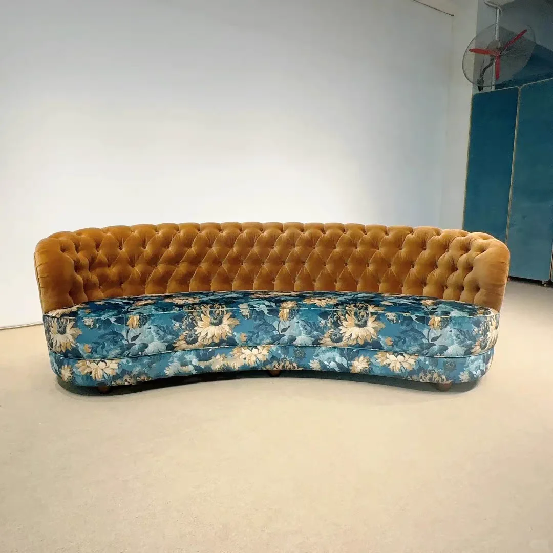 

#@Factory-direct Sale Mid-antique Curved Sofa French Retro Fabric Pull Buckle Designer Villa Three-person Living Room Sofa