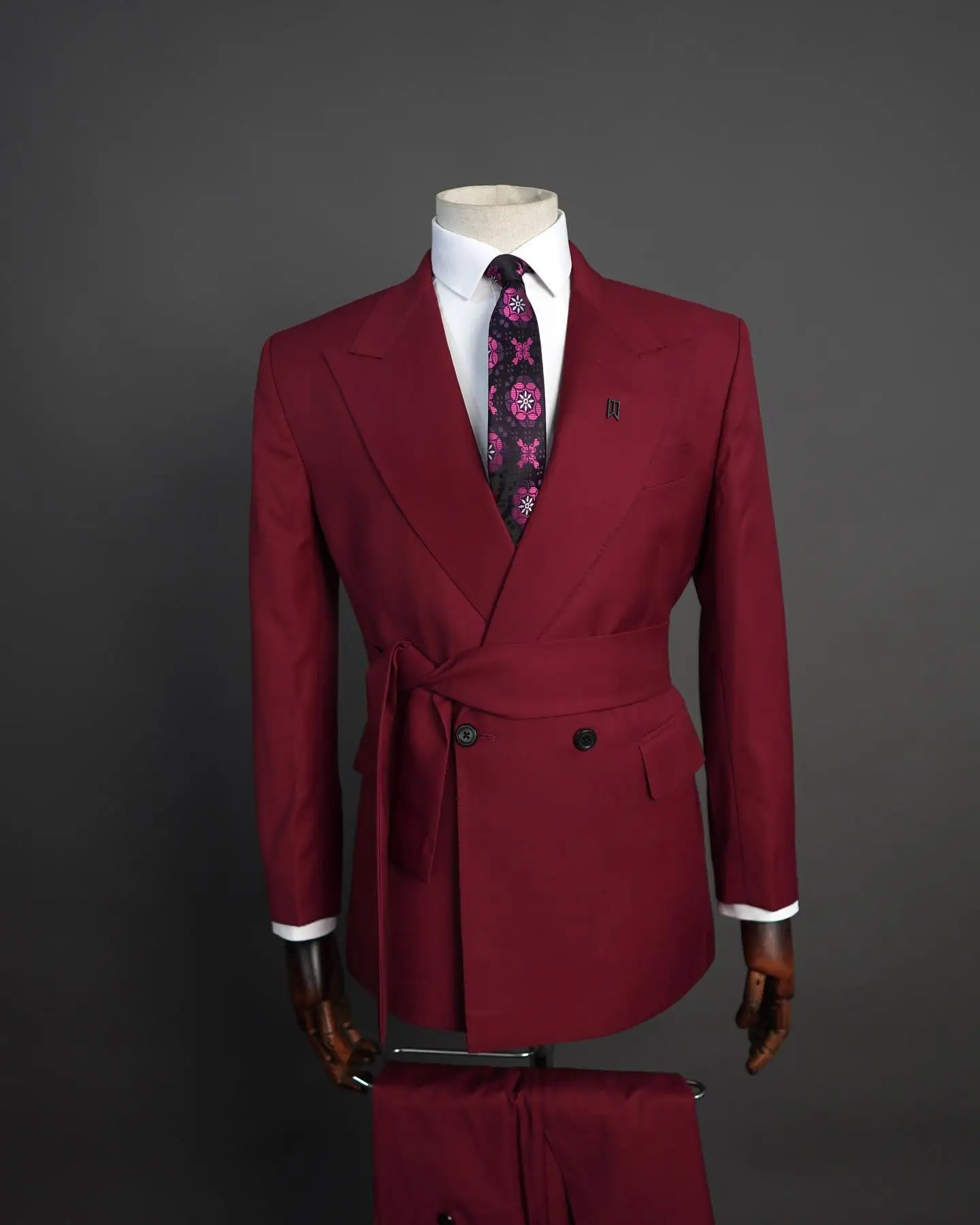 Dark สีแดงผู้ชายชุด 2 ชิ้น Belted Blazer + กางเกงกางเกงที่กําหนดเองผ้าฝ้ายอย่างเป็นทางการแจ็คเก็ตงานแต่งงาน Tuxedos Coat