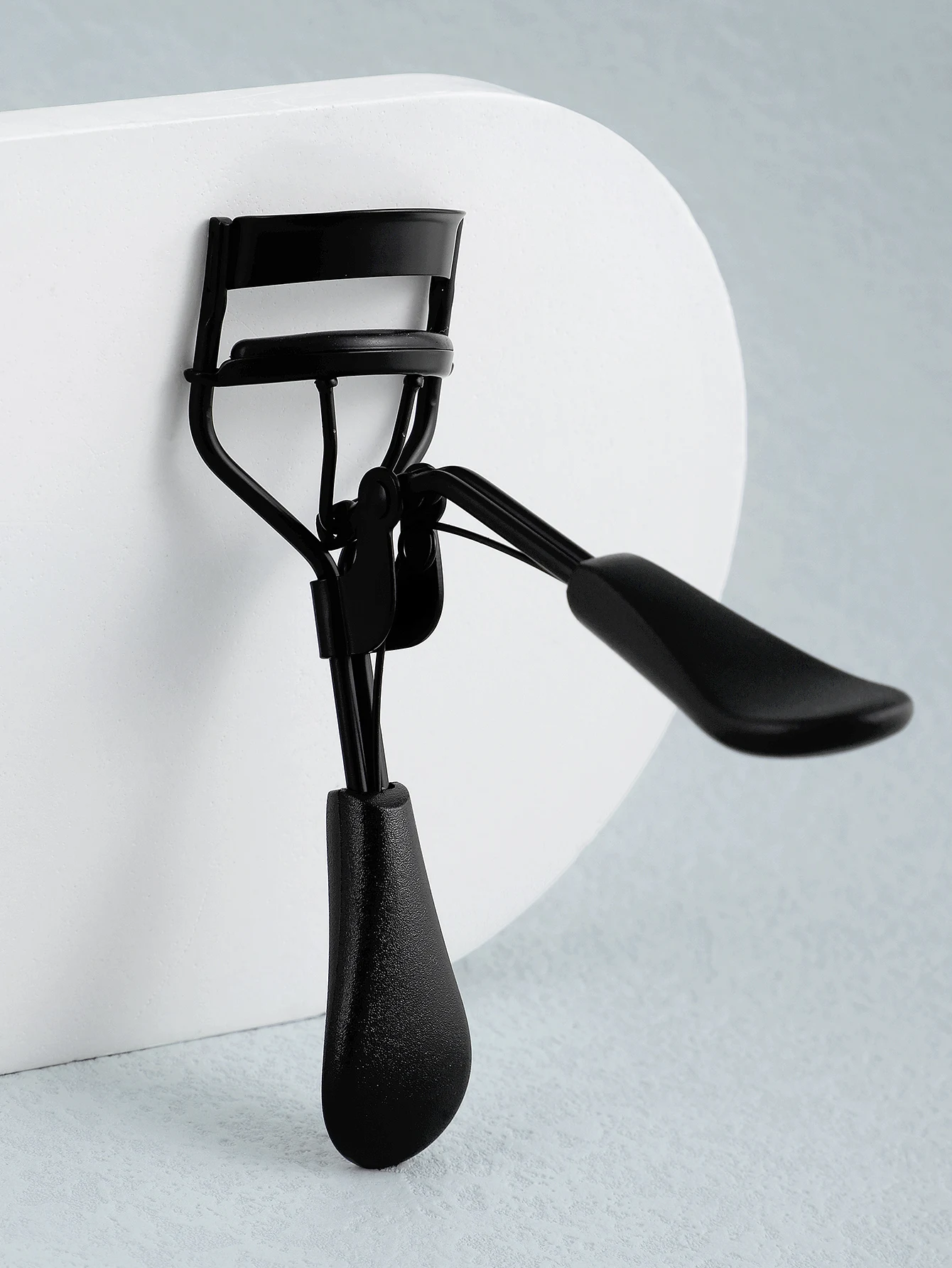 1 أداة تجعيد الرموش المحمولة باللون الأسود، أداة تجعيد الرموش المصنوعة من الفولاذ المقاوم للصدأ وتشكيل دائم، مناسبة لرفع الرموش الأنثوية، ورموش العين