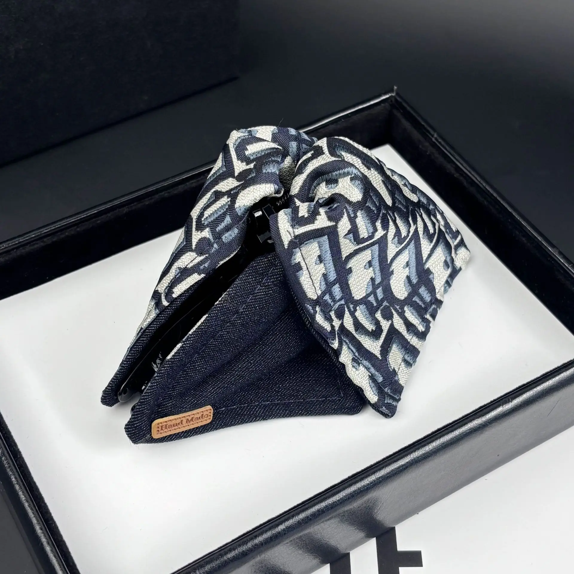 New Korean version D home retro presbyopia knotted headband high sense temperament versatile letter half grab clip haute couture