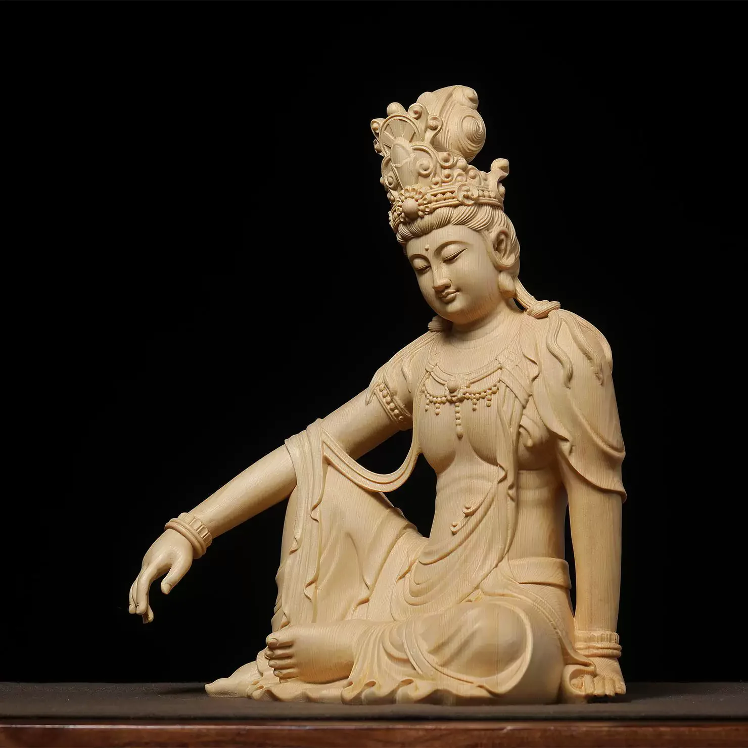 Water-Moon Guanyin Statue, Hinoki Wood Hand-Carved Bodhisattva Figurine, Exquisite Buddhist Altar Decor for Home Temple, Avaloki