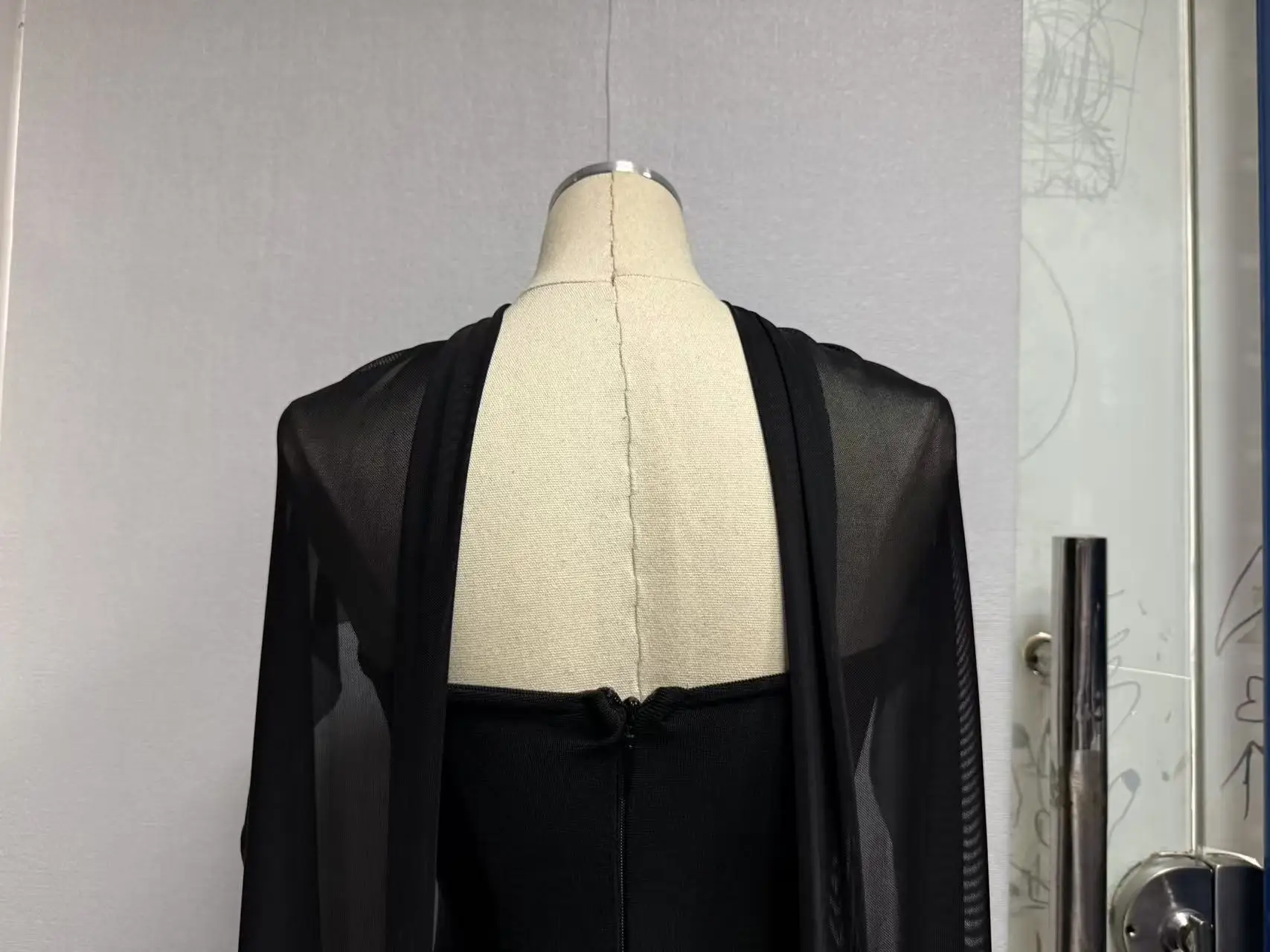Robe châle longue de luxe à perles pour femmes, élégante, tricotée, de haute qualité, à bandes noires, robe de soirée, de bal d'anniversaire, de Gala