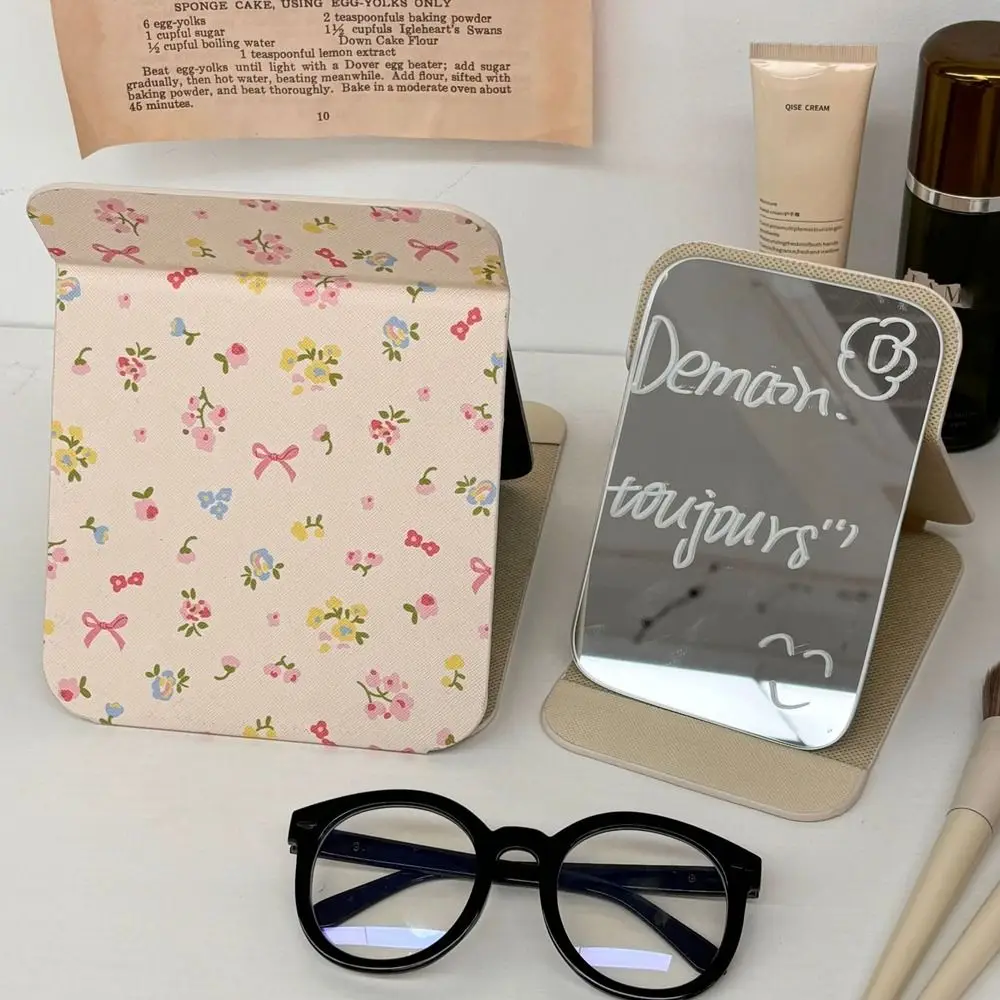 Pu-Leder-Desktop-Standspiegel, rosa Schleife, kompakter Kosmetikspiegel, Kosmetikspiegel, leicht, leicht zu tragen, zusammenklappbarer Make-up-Spiegel