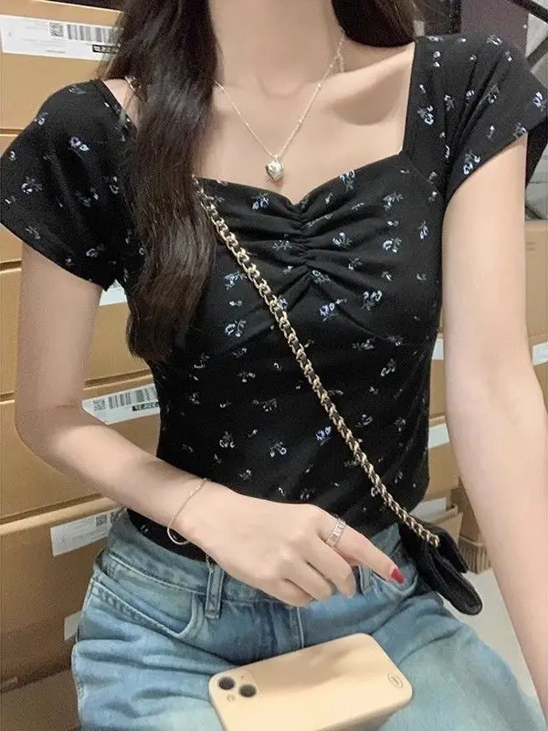 Damski krótki T-shirt z dużym dekoltem, odkrytymi obojczykami, krótkim rękawem, idealny na lato, dla seksownych dziewczyn, czarny, Bm, kwiatowy, dopasowany krótki top.