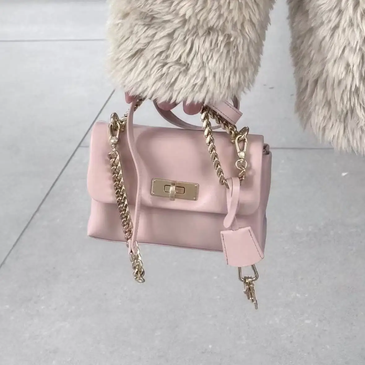 

Harajuku Sweet Cute Pink Handbag Women Gold Lock Chain Shoulder Bag Ladies Chic Commuter Versatile Crossbody Bags Y2k Aesthetic
