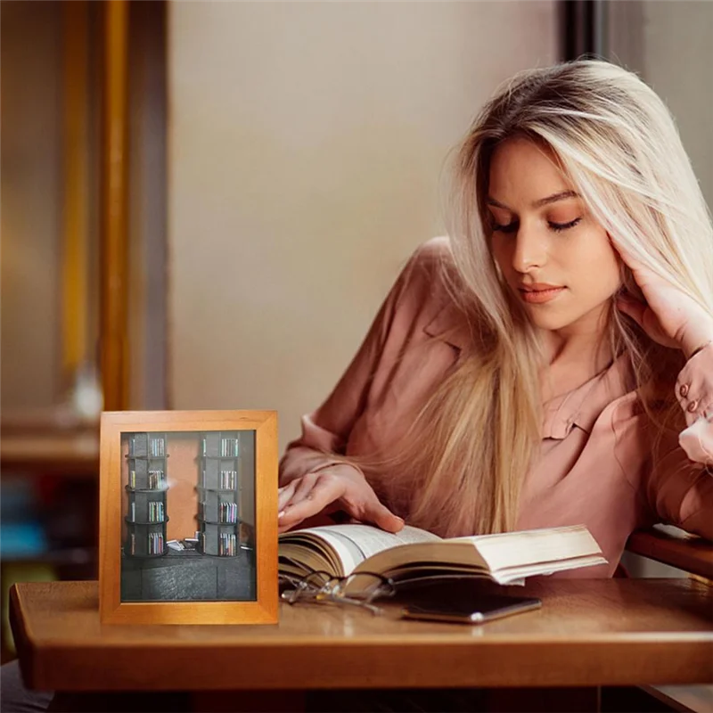 

KYCOR-миниатюрная книжная полка, деревянный книжный уголок, библиотечная книжная полка, декор, миниатюрный уголок для чтения с вращающейся книжной полкой для подарков