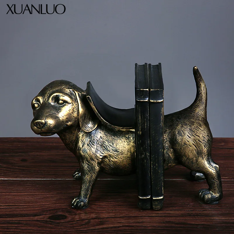 Nordic-inspired vintage home décor: Dog-shaped bookend ornament for living room bookshelves and wine cabinets.