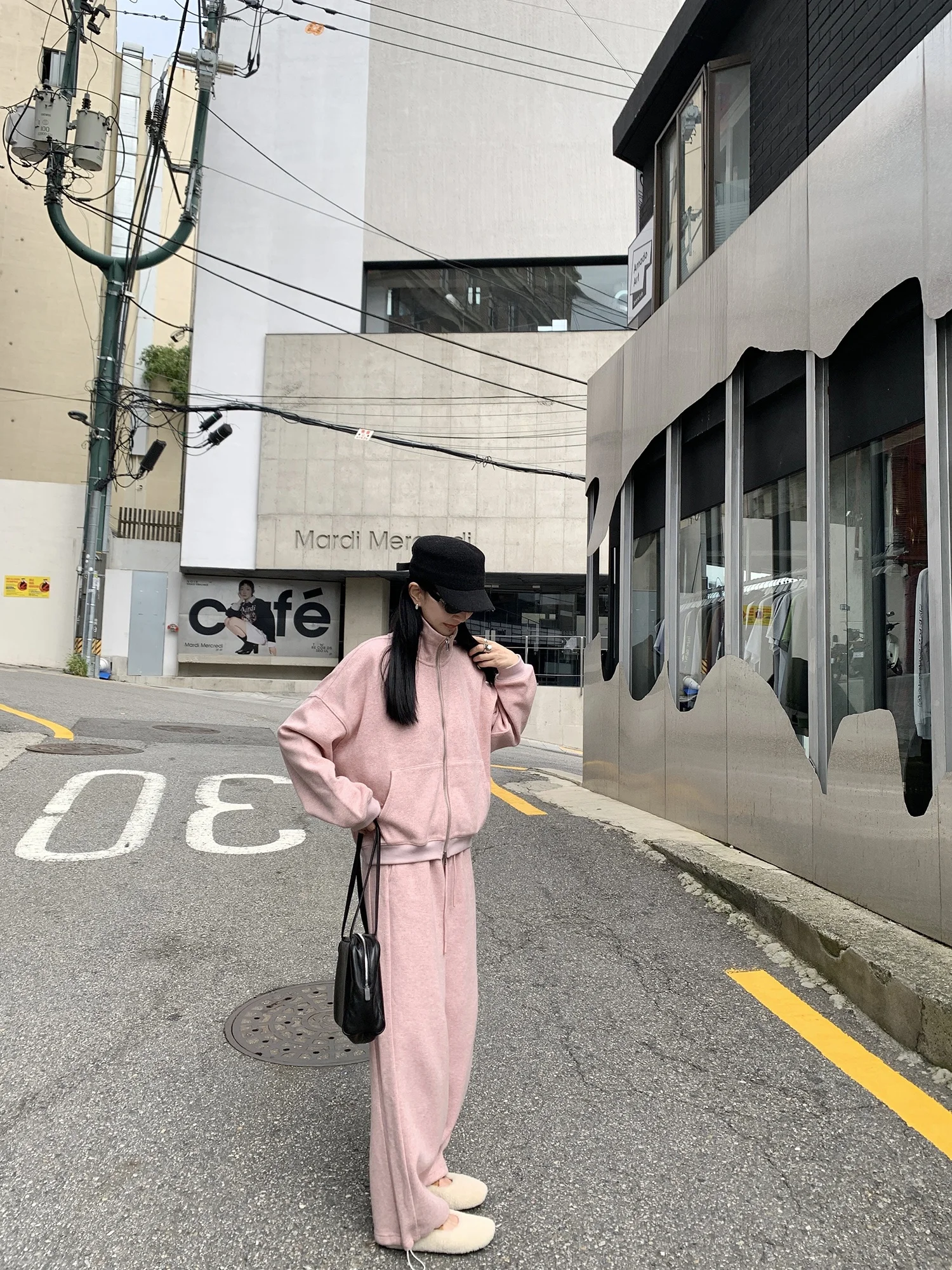 

Faionable Thi Soft Winter Set with Stand Collar Sweatirt And Wide Leg Pants for Ladies Age 25-35 Chinese Brand