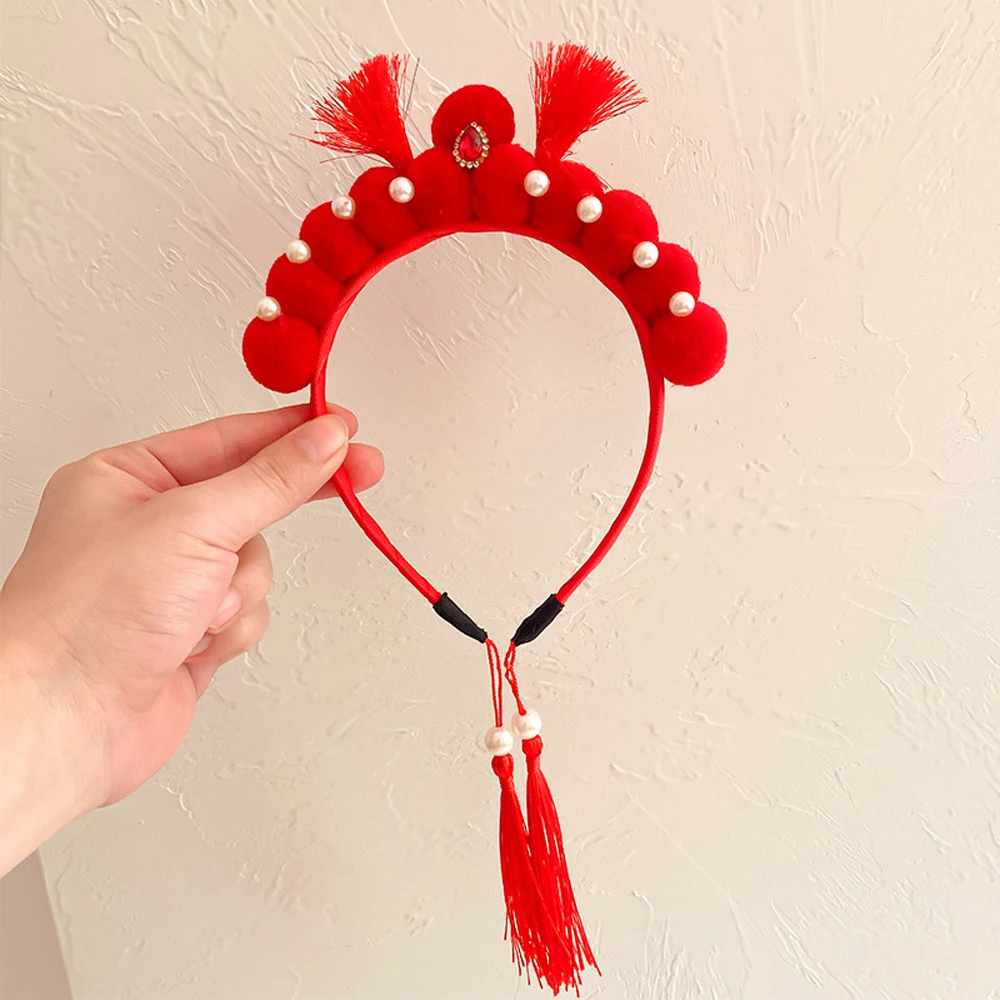 

Ретро-новогодний подарок: красная праздничная повязка на голову в стиле Пекинской оперы с кисточками и декоративной застежкой