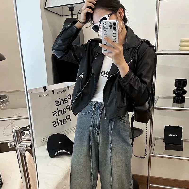 سترة نسائية للربيع والخريف مصنوعة من الجلد قصيرة بلون سادة وسحاب فضفاض بتصميم مميز وترفيهي وبسيط وعلامة تجارية ناعمة