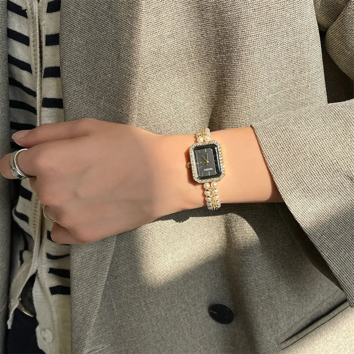 أحدث اللؤلؤ رصع حزام المرأة ووتش الفاخرة الراين السيدات ساعات يد العلامة التجارية الذهب الإناث الكوارتز ساعات المعصم على مدار الساعة