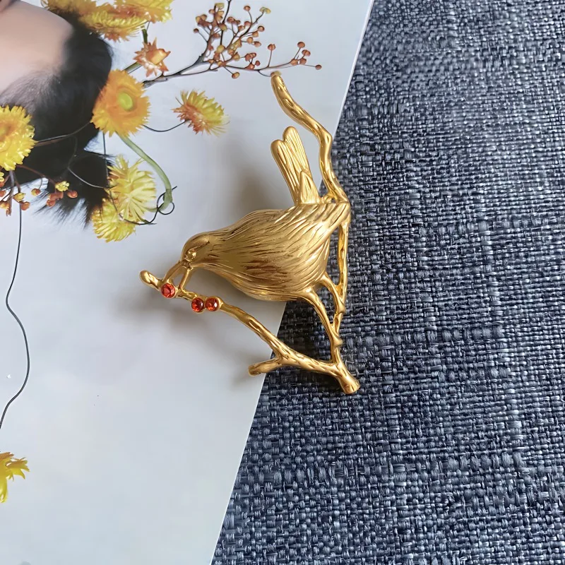 Broche de Estilo Vintage con Urraca Posada en una Rama, Flor Esmaltada de Colores, Corsage de Pájaro, Pin de Animal con Pedrería Premium, Regalo