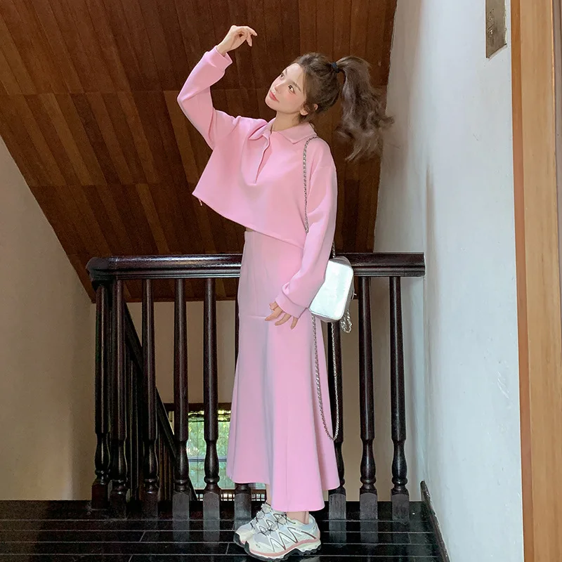 Modisches und lässiges einfarbiges zweiteiliges Set für Damen im Herbst 2022, neuer rosa Reverskragen-Pullover + halber Rock-Temperament-Set