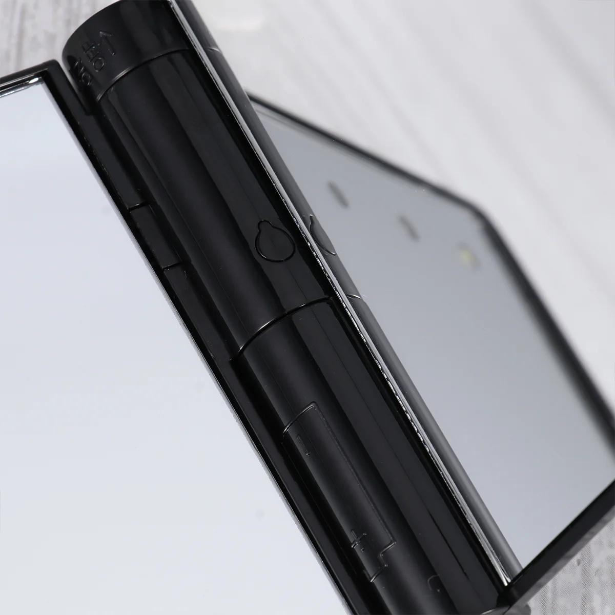 Specchio per trucco a LED Specchio cosmetico illuminato portatile pieghevole con rotazione di 330 gradi per strumento compatto da viaggio per uso domestico in bagno