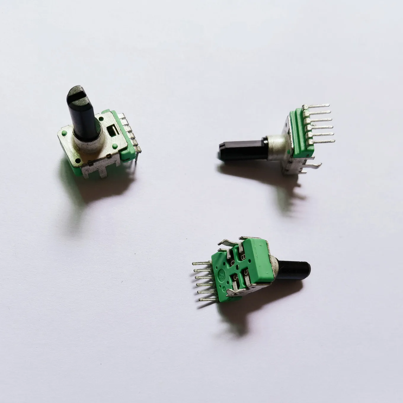 

Original New 100% RK12 B50K mixer instrument volume adjustment potentiometer with midpoint 6pin shaft length 18MM (SWITCH)