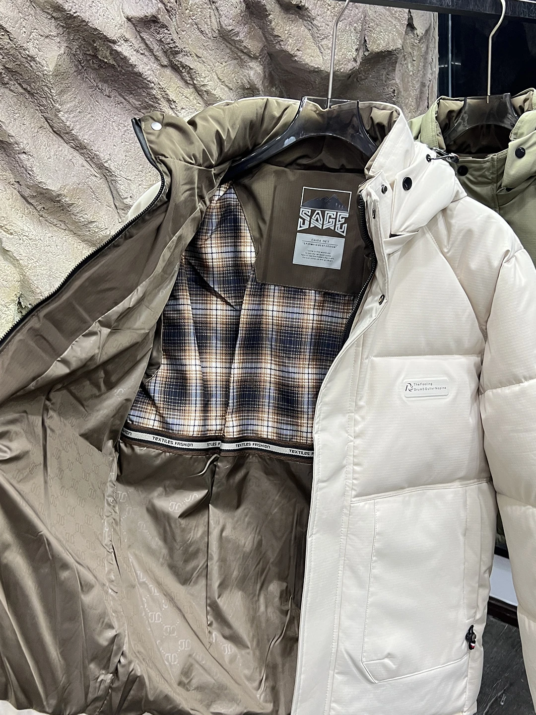 เสื้อแจ็คเก็ตผ้าฝ้ายมีฮู้ดลำลองสำหรับผู้ชาย ฤดูใบไม้ร่วง ฤดูหนาว เสื้อผ้าผ้าฝ้ายเย็บติดกันให้ความอบอุ่นสำหรับกิจกรรมกลางแจ้ง ทรงพอดีตัว แฟชั่นวัยรุ่น แขนยาว