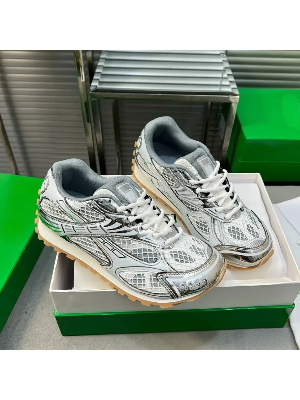 Modellen van trendy hardloopschoenen, comfortabele en lichte sportschoenen voor heren en dames - afbeelding 2