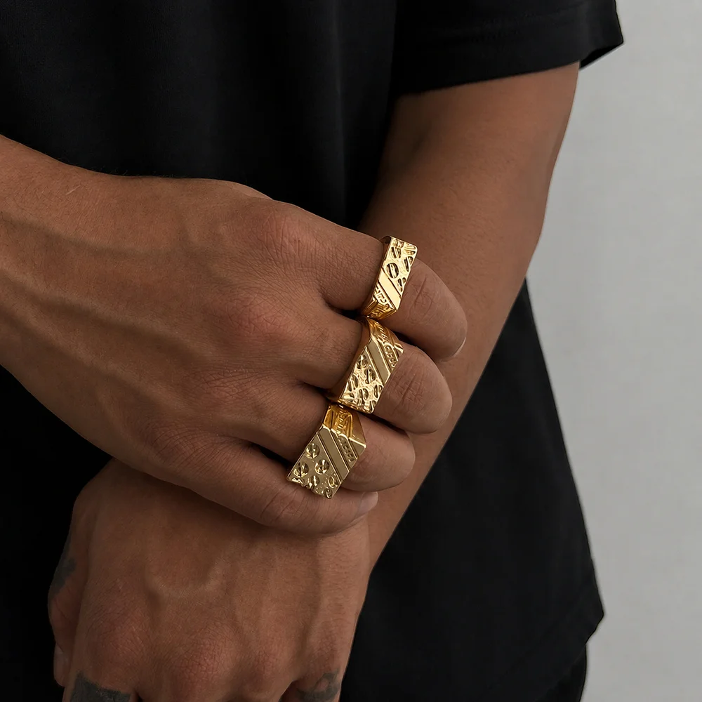 3-teiliges Ring-Set in Gold- und Silberfarbe, geometrisches Design, diagonale Streifen, quadratische Form, Schmuck, strukturierte, geprägte Ringe für Herren. – Detail 2