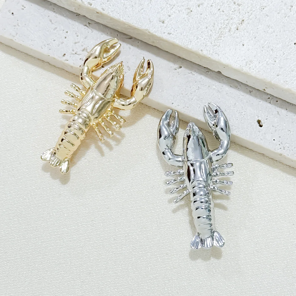 Creative Alloy Enamel Lobster Brooches For Women Men Fashion Sea Animal Brooch Clothing Backpack Pins Party Office Jewelry Gifts