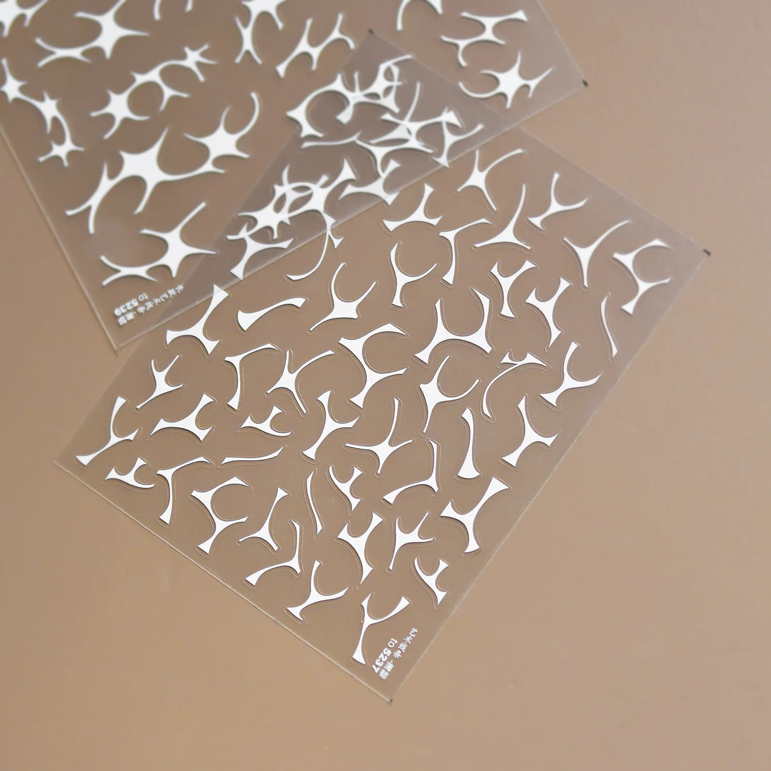 สติกเกอร์ติดเล็บลายเส้นโค้งสไตล์ฝรั่งเศสสีขาวทันสมัย 5 มิติ ลายเส้นศิลปะแบบอสมมาตร ชิ้นส่วนเรขาคณิตที่น่าหลงใหล สำหรับตกแต่งเล็บ