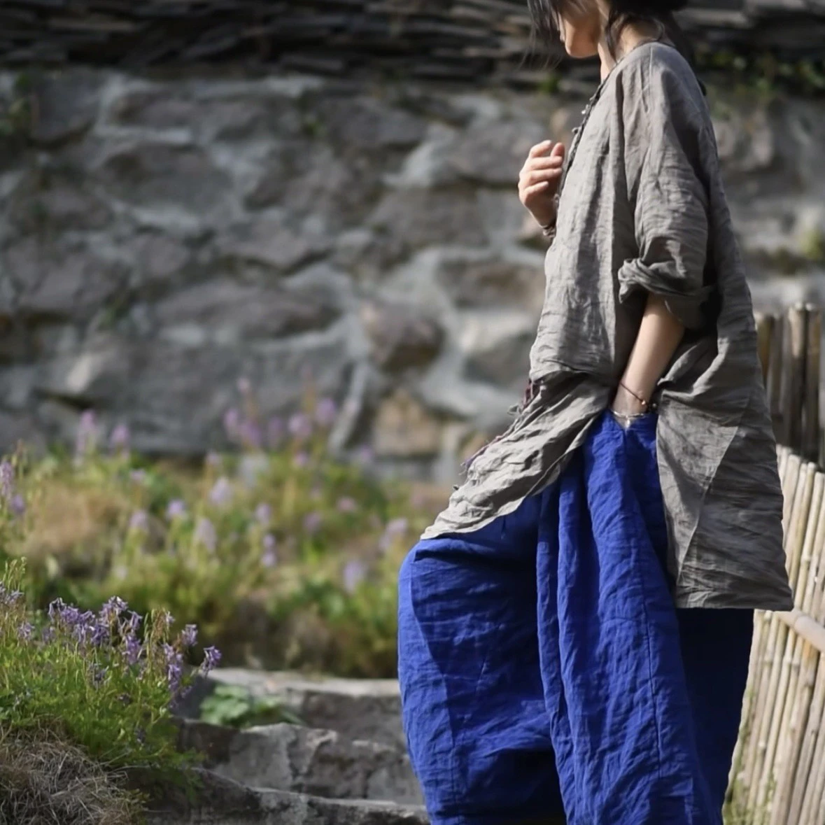 

Традиционное китайское платье свободного кроя с длинными рукавами, V-образным вырезом, длиной миди, с поясом и пуговицами, из льняной ткани, с защитой от УФ-излучения.