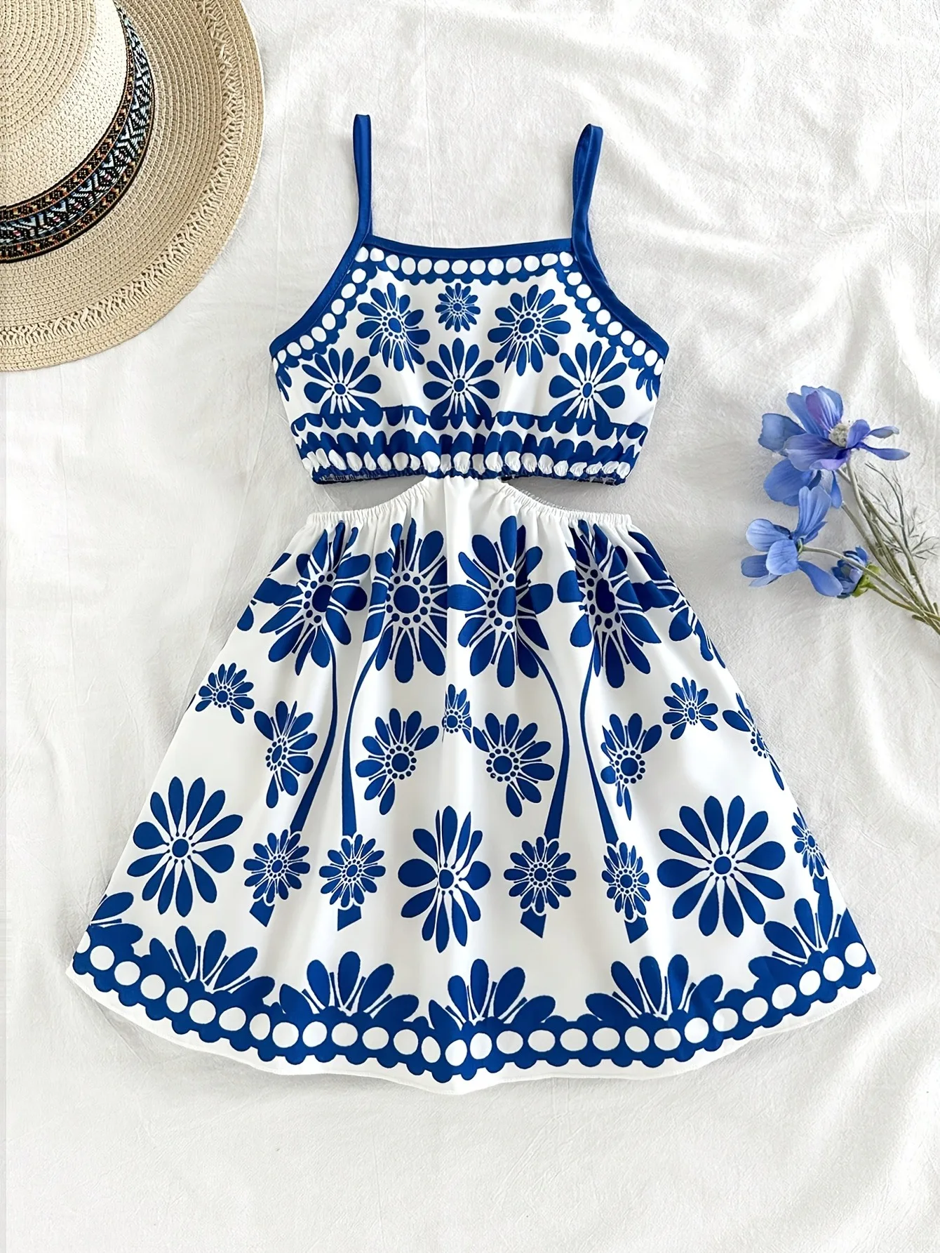 Trendiges Mädchen-Sommerkleid, Weiß mit Blauen Gänseblümchen, Ethnischer Blumendruck, Dünne Träger, Taille Ausgeschnitten, Fließender Rock für Tropische Urlaubsorte – Detail 3