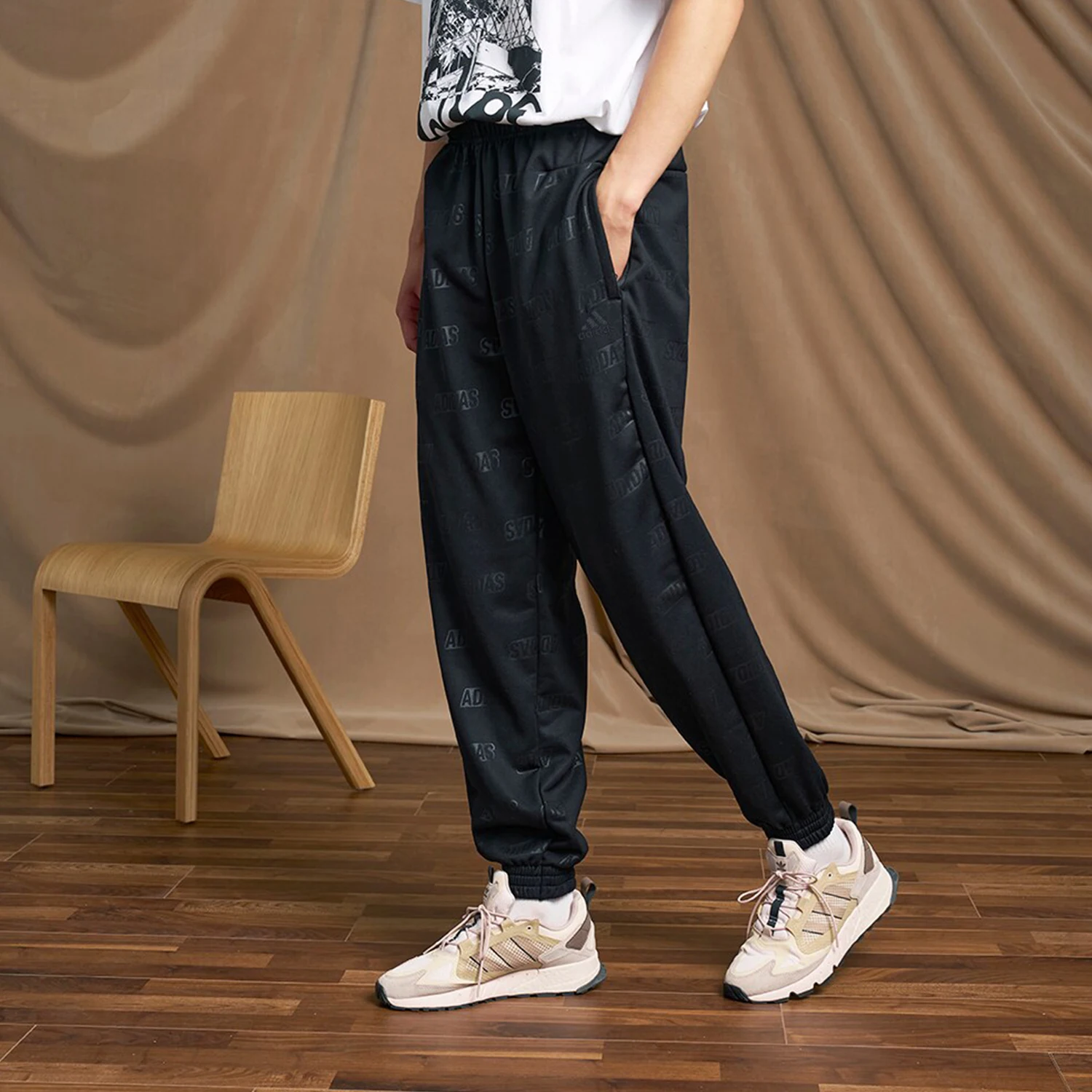 

Оригинальные мужские спортивные длинные брюки Adidas New Season с трикотажными манжетами HY1280