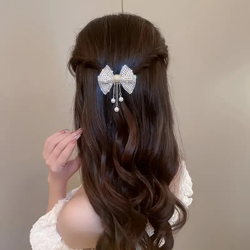 Elegante cabelo pequeno com Tassel design, clipe de primavera feminino, grande pérola strass, grampo de cabelo, acessório de cabelo