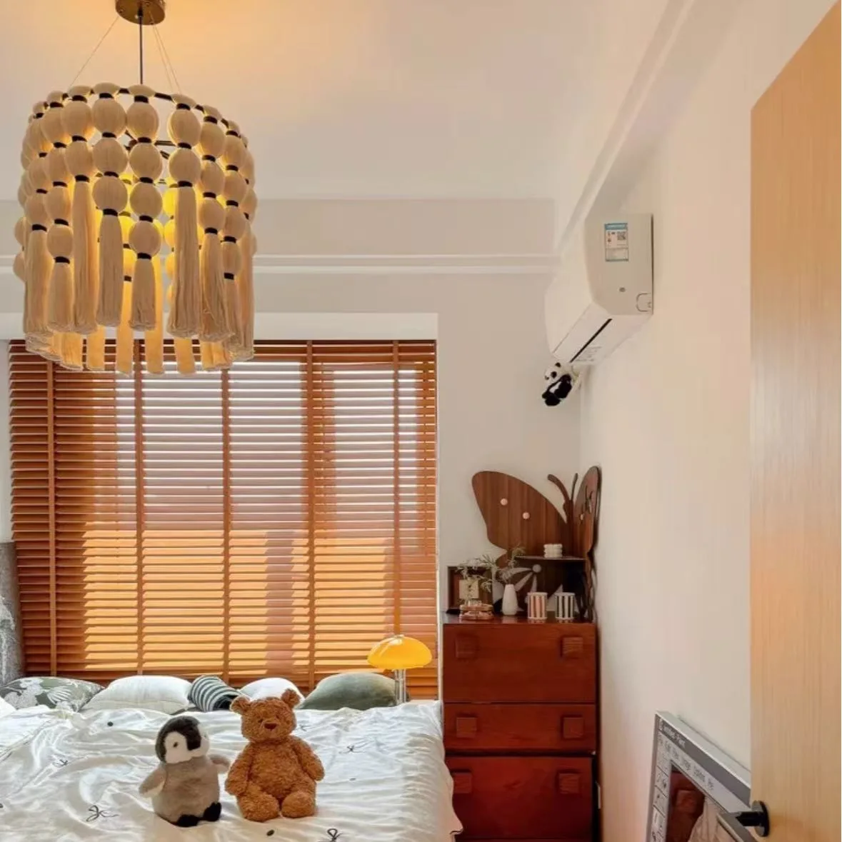 Spherical hand-woven lampshade, simple decorative fringed chandelier lighting
