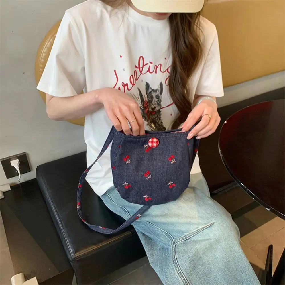 Y2K الدنيم حقيبة قماش قنب لطيف سعة كبيرة مطرزة الكرز حقيبة كروسبودي حقيبة يد البلد نمط الجينز حقيبة ساعي الشارع الشهير