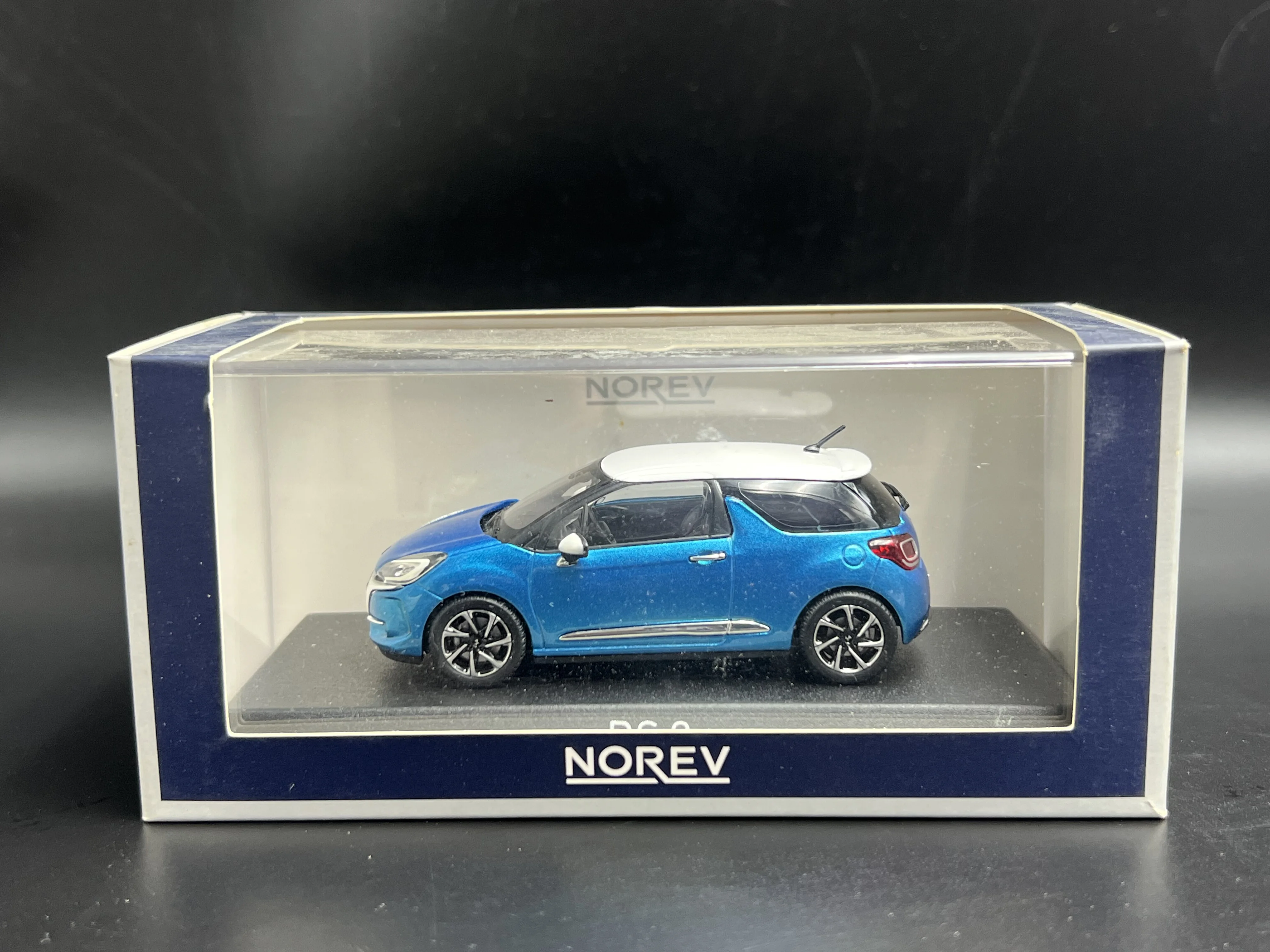 Литая под давлением модель автомобиля из сплава Norev масштаба 1:43 Citroen DS3 синего и белого цвета 2016 г. Литая под давлением модель автомобиля из сплава Norev масштаба 1:43 Citroen DS3 синего и белого цвета 2016 г.