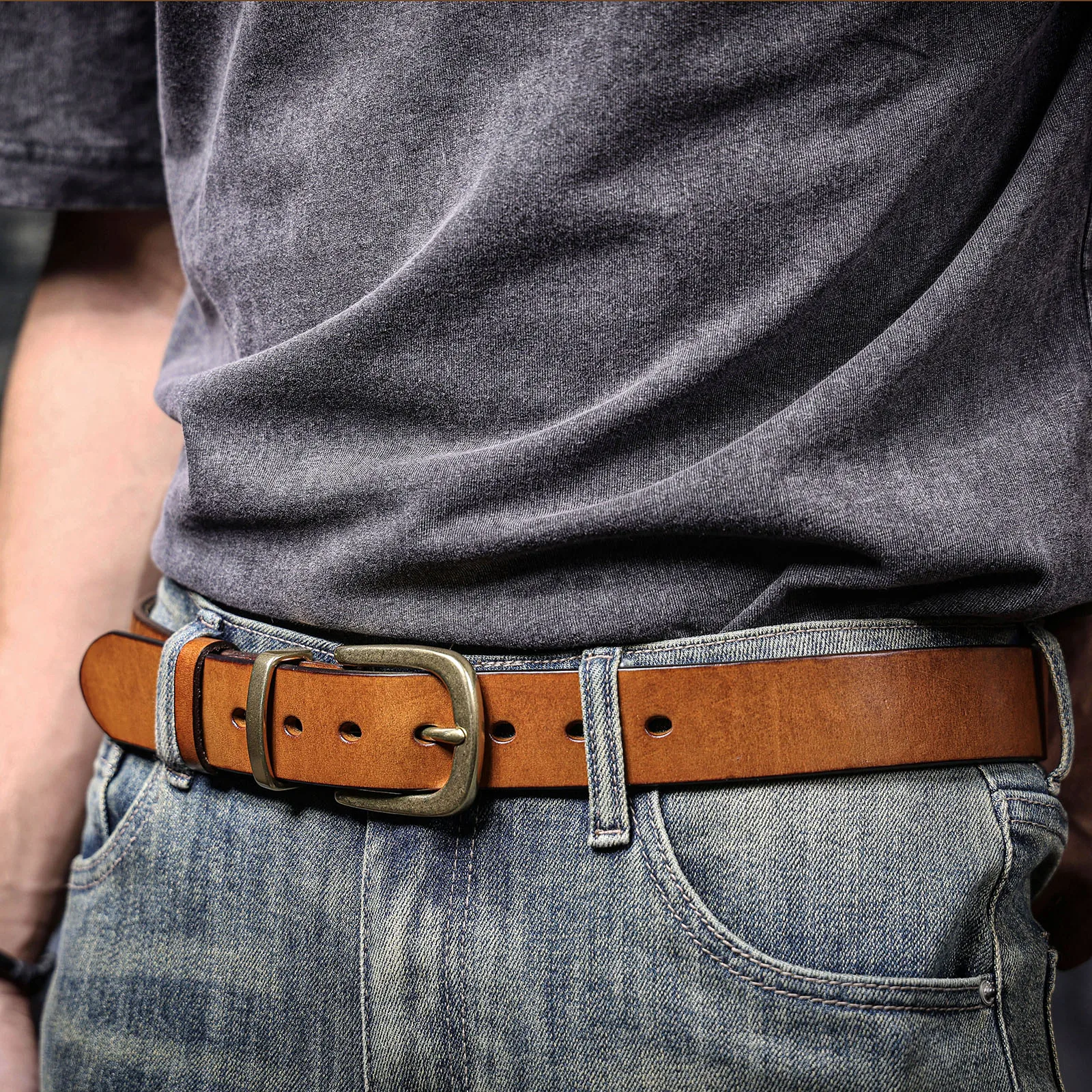 S.WORKER Klassischer dicker Herrengürtel aus echtem Leder, Messing-Dornschließe, vollnarbiges Rindsleder, Vintage-Freizeitgürtel für Jeans, mit Geschenkbox – Detail 7