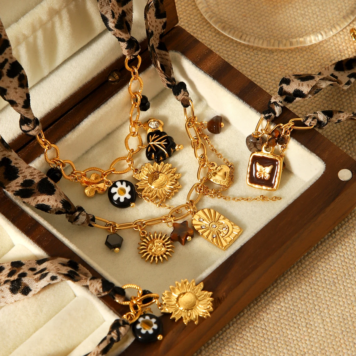 

Huang Chao Autumn And Winter New Fashion Retro Leopard Necklace Women Fashion Sunflower Pendant Leaf Set Bracelet Accessories