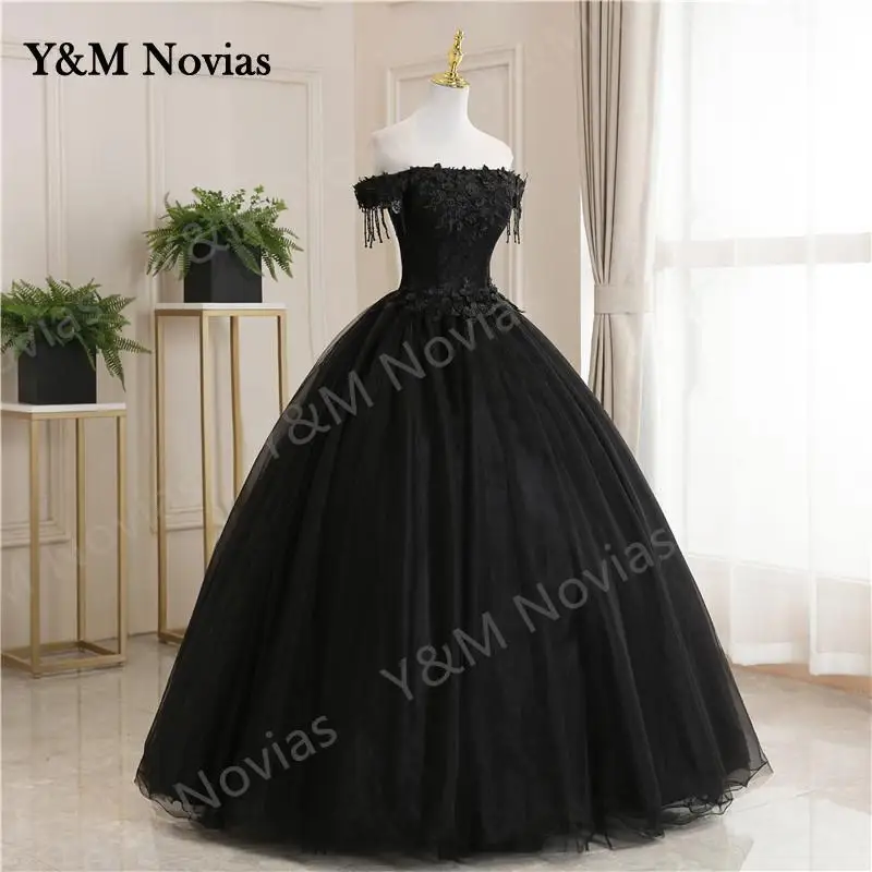 Nuovo Off The Shoulder abiti Quinceanera neri abito da ballo da ballo classico pizzo ricamo perline Plus size abiti da 15 anni