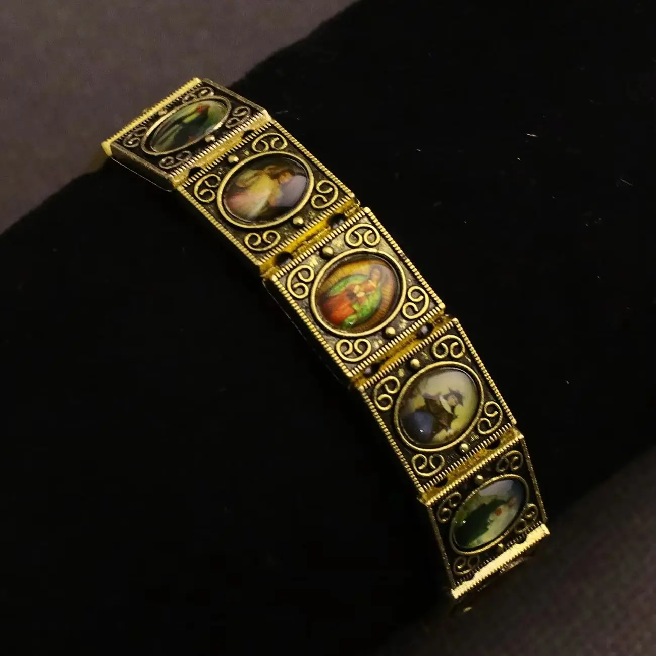 2Pcs Patron St.Jude Icon Bracelet Christian Holy Family Jesus Virgin Mary Random Icon Bangle Antique Stretch Bracelet Jewelry