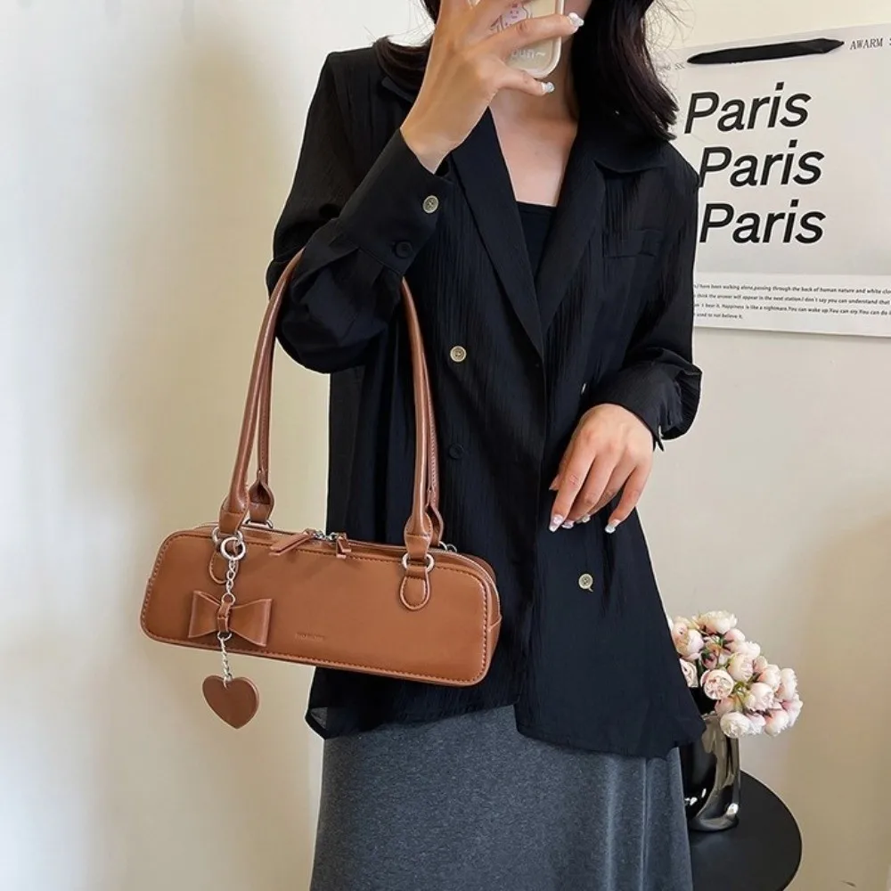 

Elegant French Stick Handbag Simple Love Heart Pendant Sweet Armpit Bag Solid Color Large Capacity Underarm Shoulder Bag Dating