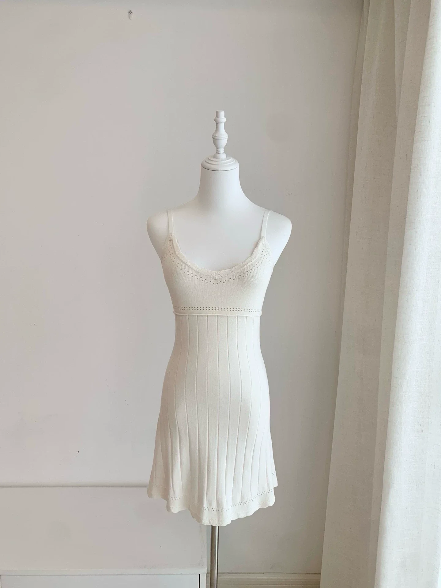2026 Damen Ausgehöhltes Strick-Trägerkleid V-Ausschnitt Ärmellos Hohe Taille Einfarbig Lässiges Schmales Strick-Minikleid
