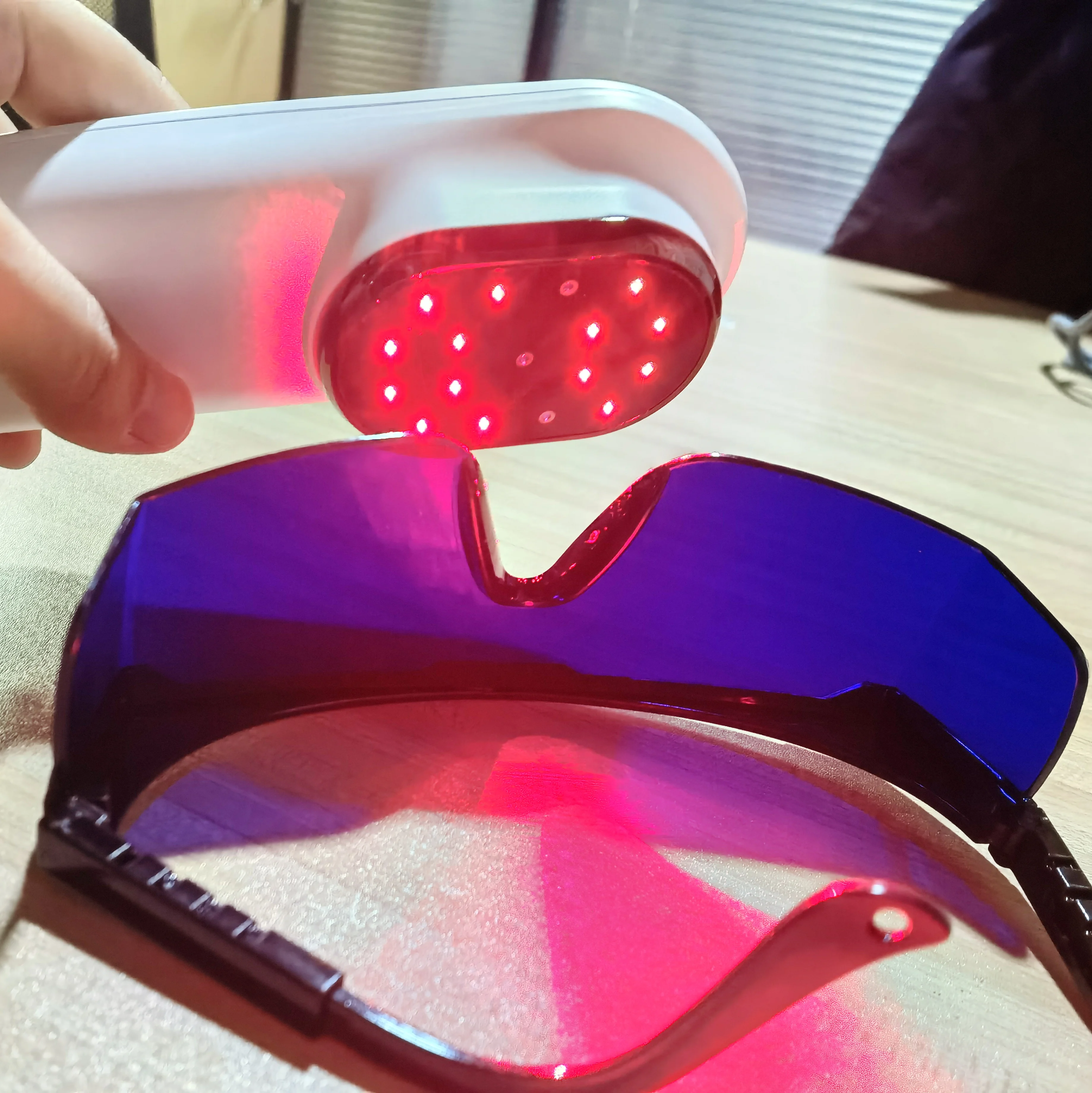 

520mW 808nm Portable Laser Pain Relief Device - Rechargeable Cold Laser for Neck Back Shoulder & Joint Muscles