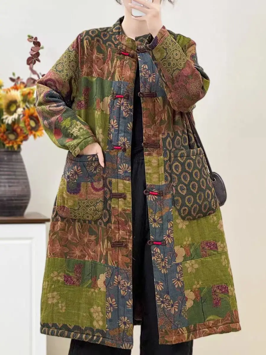 Damski płaszcz retro w kwiatowy patchwork z bawełny, średniej długości, nowy chiński styl, bawełniany płaszcz ze stójką, zapinany na jeden guzik.