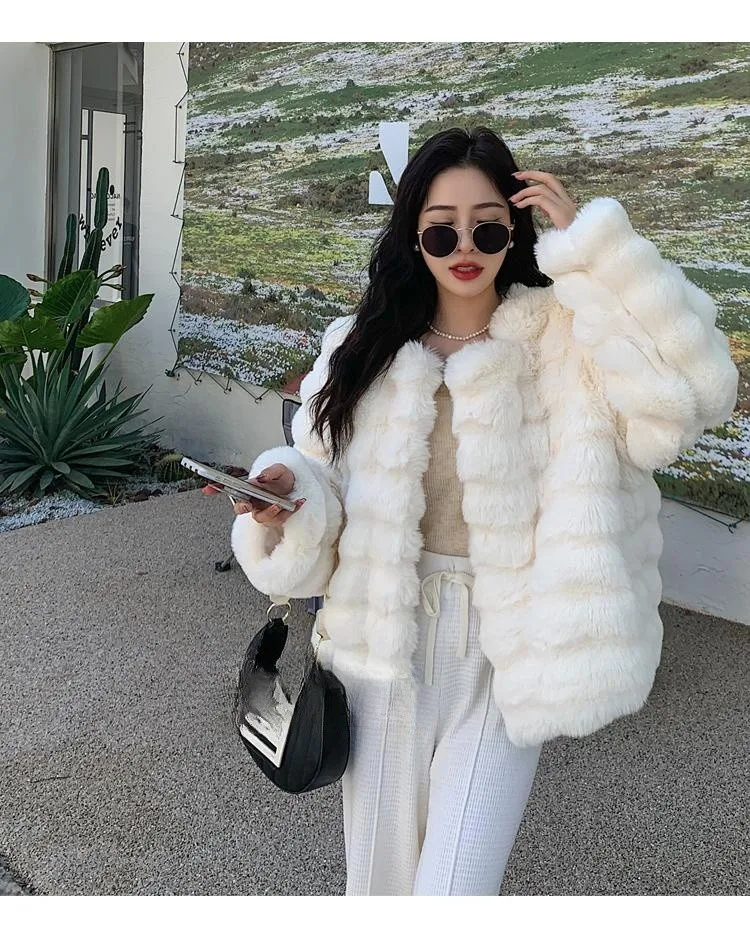 معطف الفرو الأبيض للنساء 2025 الخريف والشتاء نمط جديد قصير تقليد الفراء أفخم ياقة قمة قصيرة الدافئة والاتجاه #6