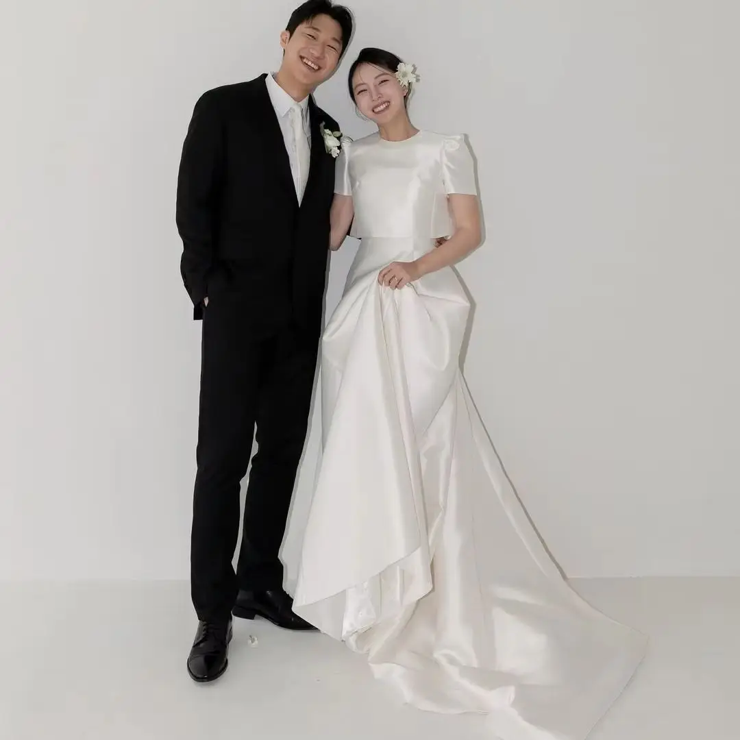 

Giyu Simple Satin A-line Wedding Dresses Two-piece Short Sleeves Korea Photoshoot Bridal Gowns Sweep Train Customized 웨딩드레스 2025