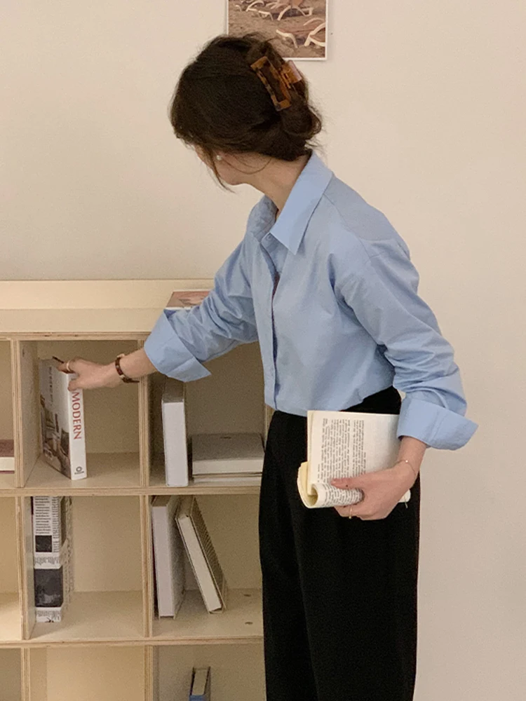 سترة نسائية أساسية بسيطة غير رسمية على الموضة سترة نسائية ربيعية جديدة بلون سادة سترة نسائية كورية فرنسية بيضاء بأكمام طويلة