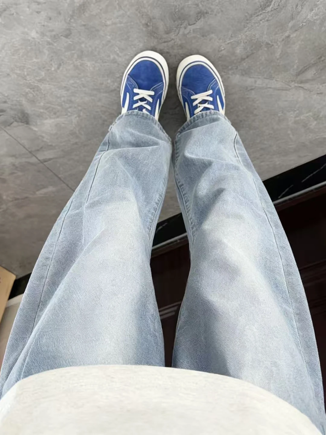 

Светло-голубые джинсы с эффектом потертости, слегка расклешенные, мужские, свободного кроя, с широкими штанинами, в американском уличном стиле, повседневные, прямые джинсы