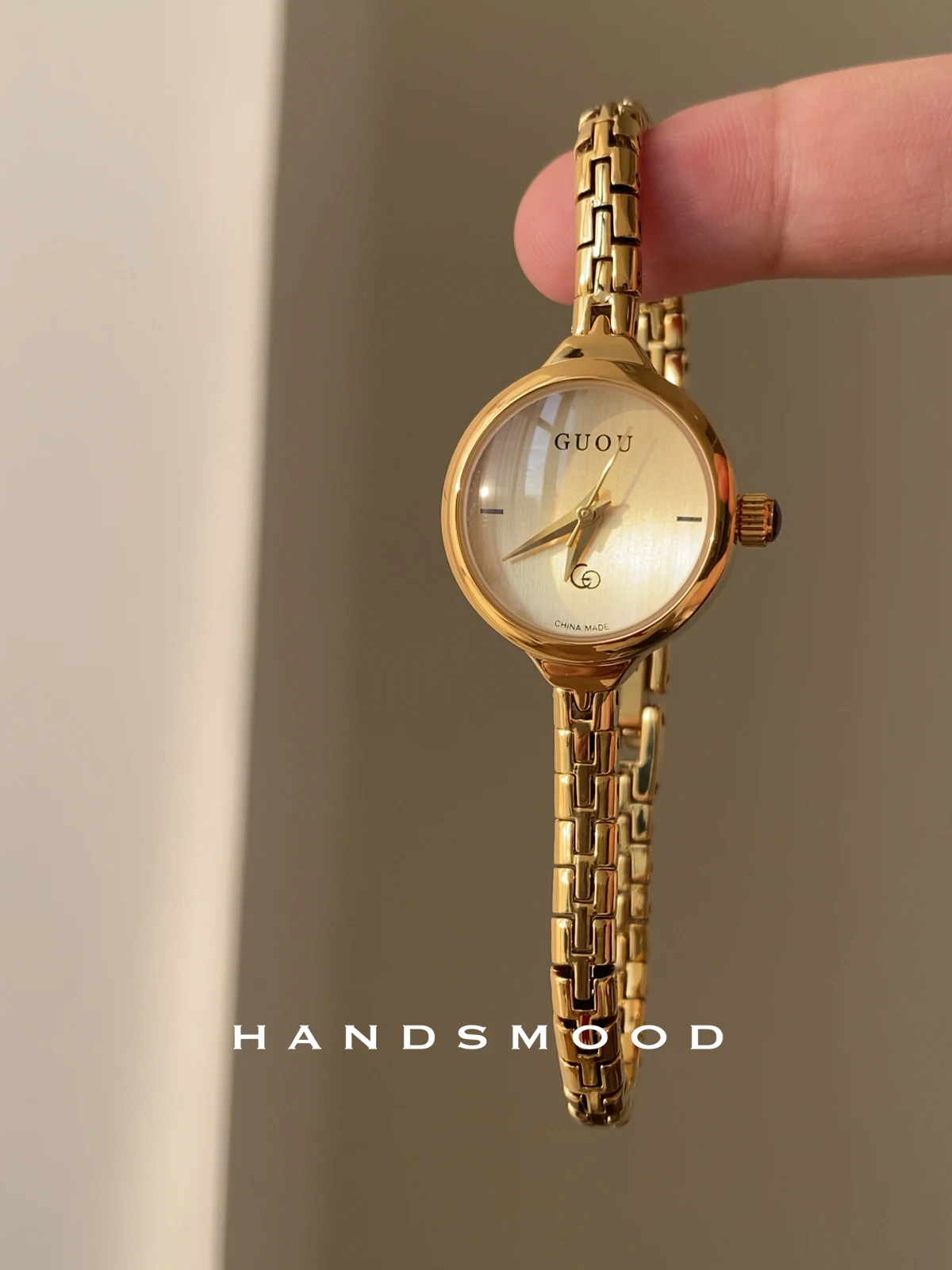 

Elegant women's wristwatch, small gold watch with round dial, exquisite and luxurious style, fashionable thin strap.