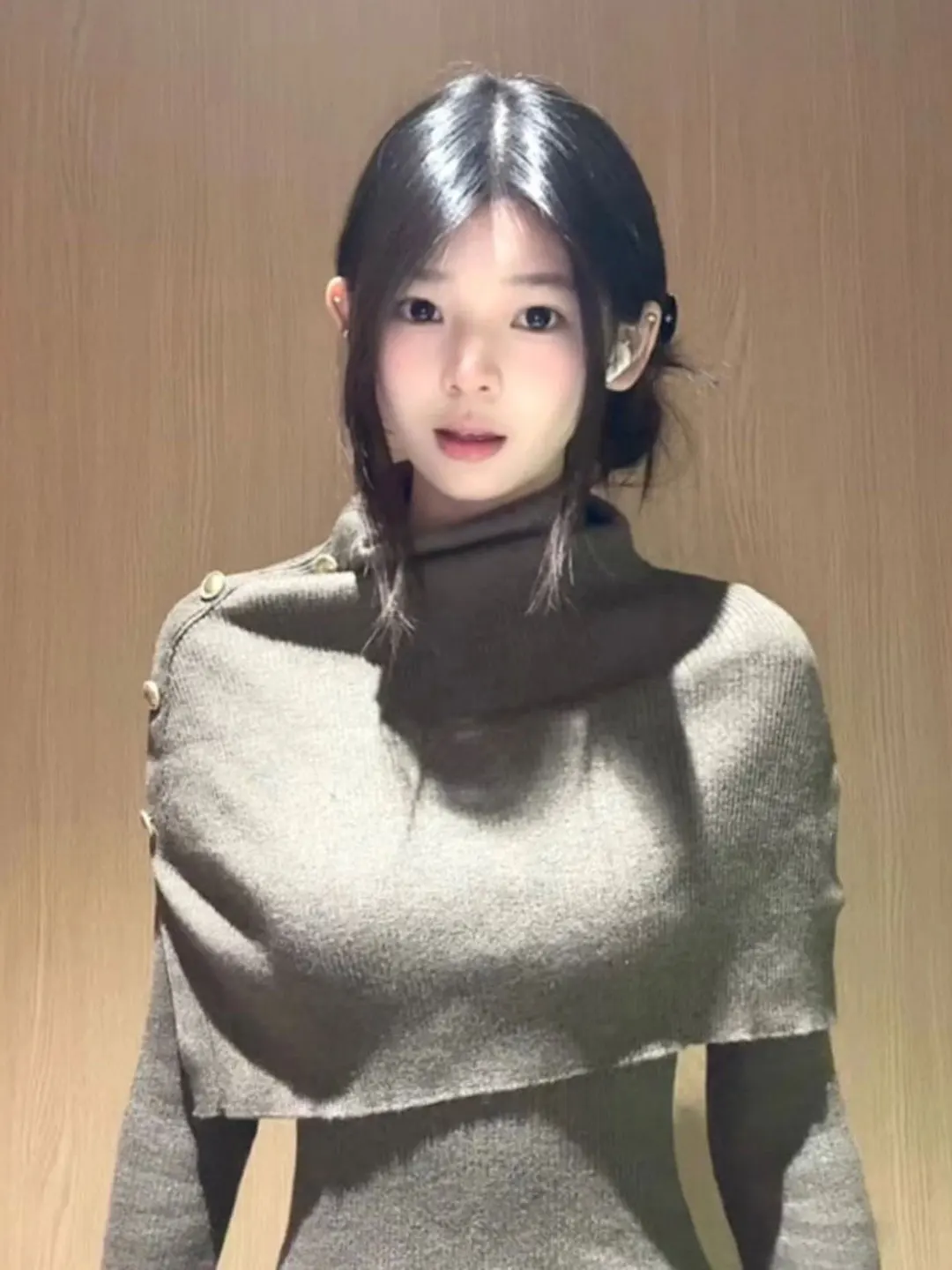 

Ретро-элегантный модный вязаный топ с дизайном на плечах, облегающий, нежный, весна 2026, женская повседневная одежда