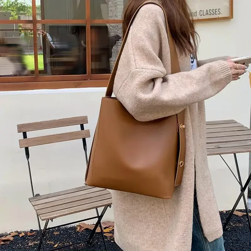 2024 new fashion handbag Japan and South Korea shoulder bag bucket bag ins retro slung large capacity Tote bag student bag