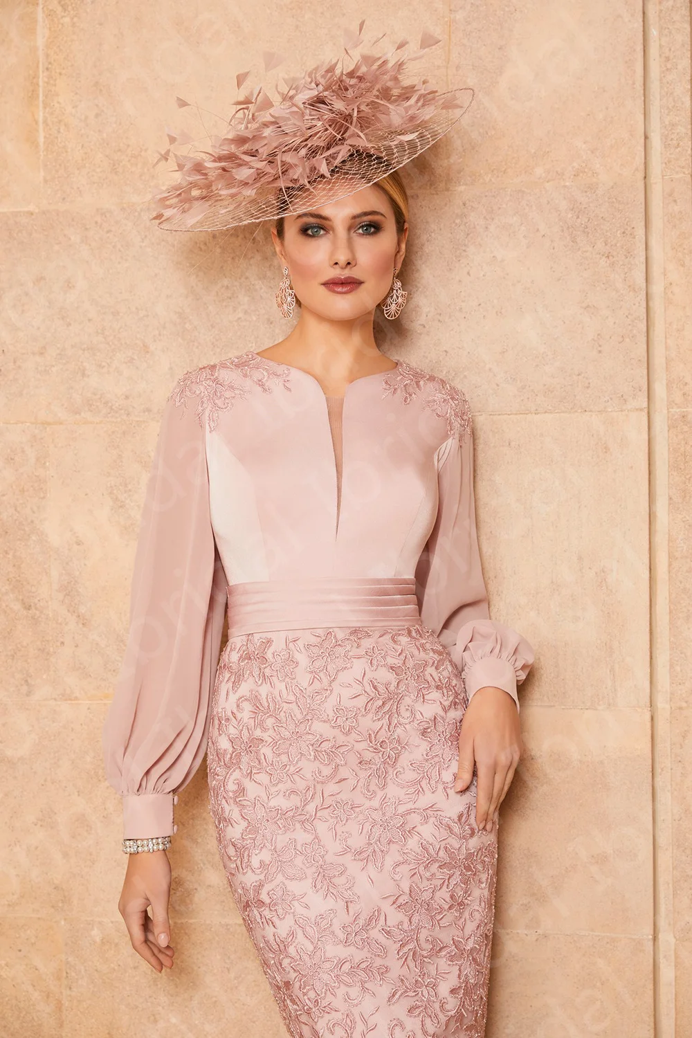 Exquisite Dusty Pink Mother of the Bride Dresses Lace Mother Gowns Tea Length Long Sleeves Wedding Party Gowns 2024 On Sale