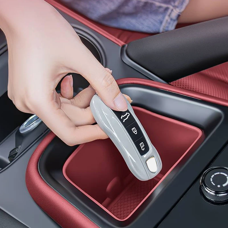 

Для нового Porsche Cayenne, этот аксессуар для интерьера представляет собой силиконовую крышку подстаканника для отделения для центральной консоли.