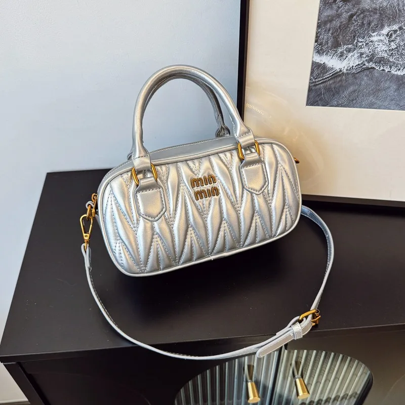

2025 New Women's Luxury Diamond Pattern Chain Strap Spacious Tote Bag - Versatile Shoulder Crossbody Commuting Daily Carry